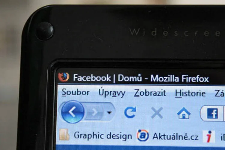 
	Facebook no celular: &nbsp;um exemplo da funcionalidade seria um usu&aacute;rio ser direcionado diretamente a um aplicativo de m&uacute;sica do seu celular, como o Spotify, ao clicar na propaganda do Facebook
 (Frydolin / Wikimedia Commons)