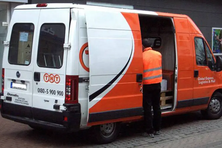 
	Carro da empresa holandesa TNT Express realizando entrega de encomendas: companhia informou que vai cortar 4 mil empregos ao longo dos pr&oacute;ximos tr&ecirc;s anos
 (Creative Commons)