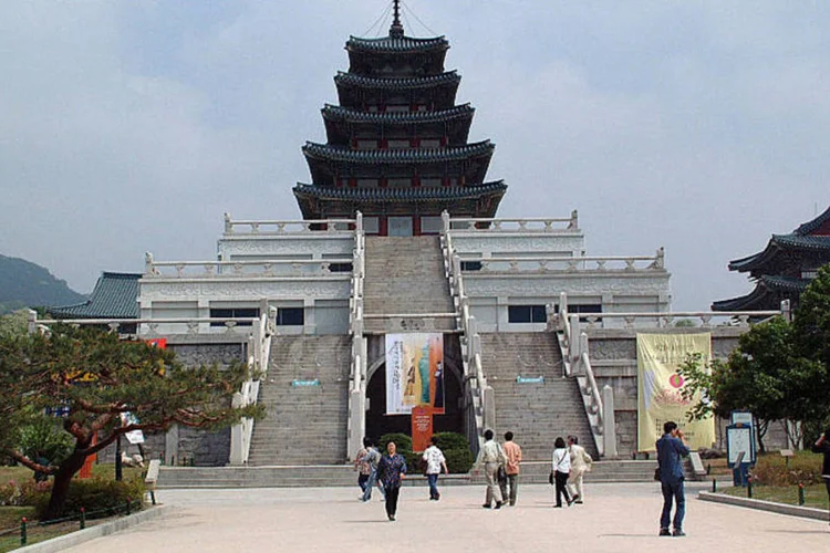 
	Coreia do Sul: estar&aacute; representada pelo ministro da Unifica&ccedil;&atilde;o, Hong Young-Pyo, e o diretor da Ag&ecirc;ncia Nacional de Seguran&ccedil;a, Kim Kwan-Jin
 (Julian Fong/Wikimedia Commons)