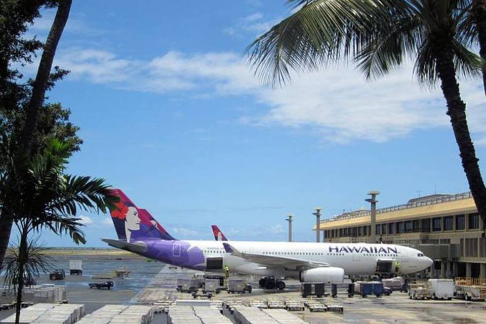 Jovem viaja ao Havaí escondido em trem de pouso de avião