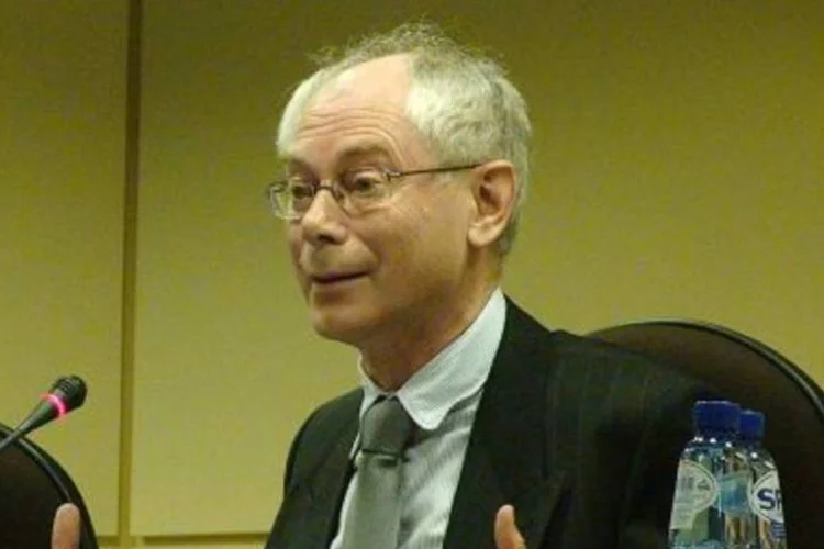 Herman Van Rompuy destacou que a maior parte dos recursos a serem emprestados à Grécia virá de países da zona do euro (.)