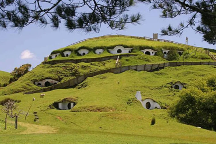 
	Hobbiton &eacute; o cen&aacute;rio onde foi filmado o &ldquo;Condado&rdquo;, onde os Hobbits moram: o filme estrear&aacute; na quarta-feira na capital da Nova Zel&acirc;ndia
 (Wikimedia Commons)