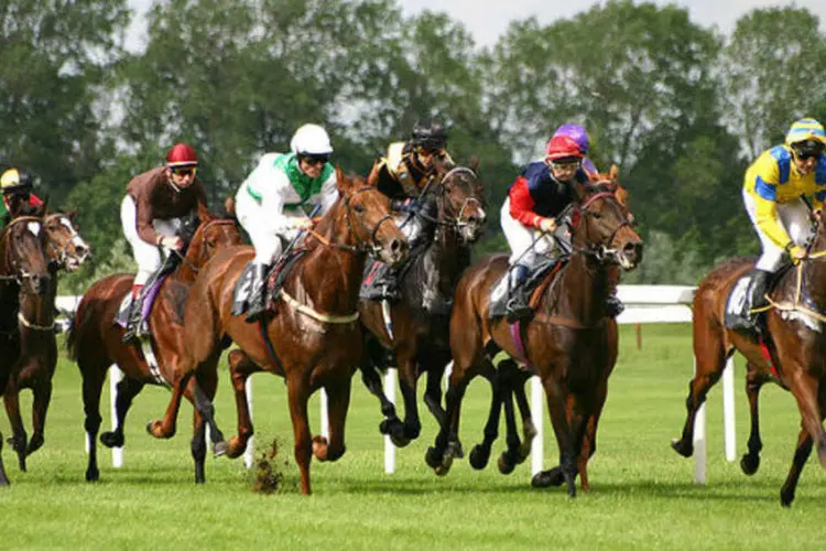 O narrador de corridas de cavalos é parte integrante do Guinness Book, com a marca de maior número de palavras por minuto (371) (Wikimedia Commons)