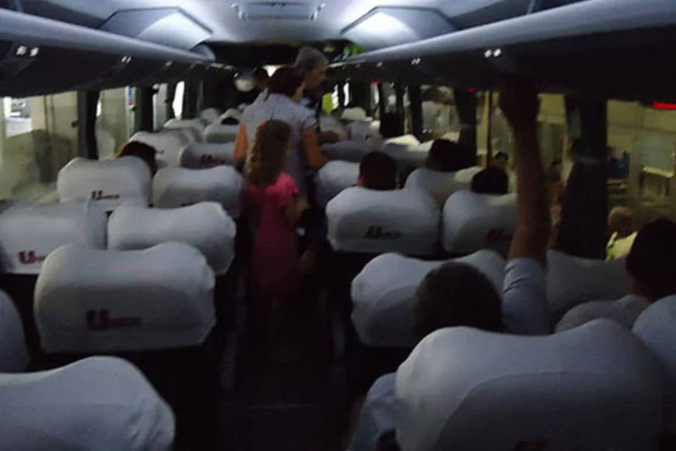 
	Interior de &ocirc;nibus: com informa&ccedil;&otilde;es como placa do &ocirc;nibus, nome e CPF do motorista e CNPJ da empresa, os usu&aacute;rios podem consultar os dados do ve&iacute;culo antes de come&ccedil;ar a viagem
 (Wikimedia Commons/Wikimedia Commons)