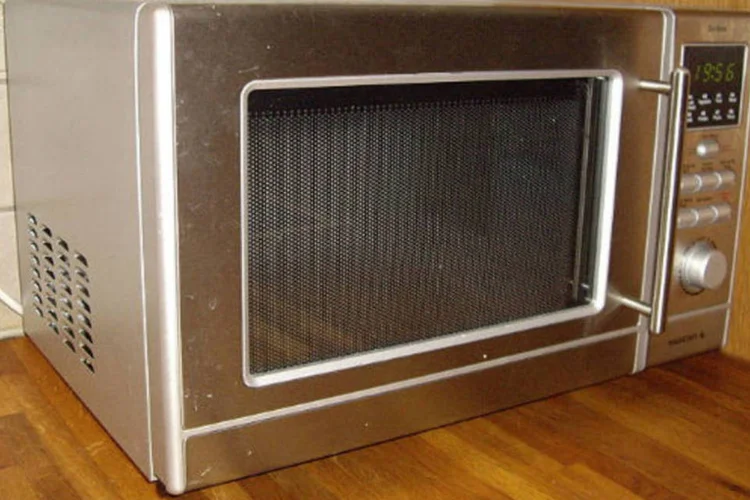
	Forno micro-ondas: Dilma disse que todas as sugest&otilde;es ser&atilde;o avaliadas e, em caso de aprova&ccedil;&atilde;o, negociadas com as redes de varejo do pa&iacute;s
 (Apoltix / Wikimedia Commons)