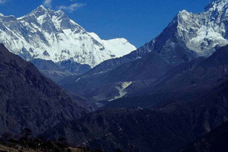 Brasileiro quer ser o primeiro a voar do topo do Everest