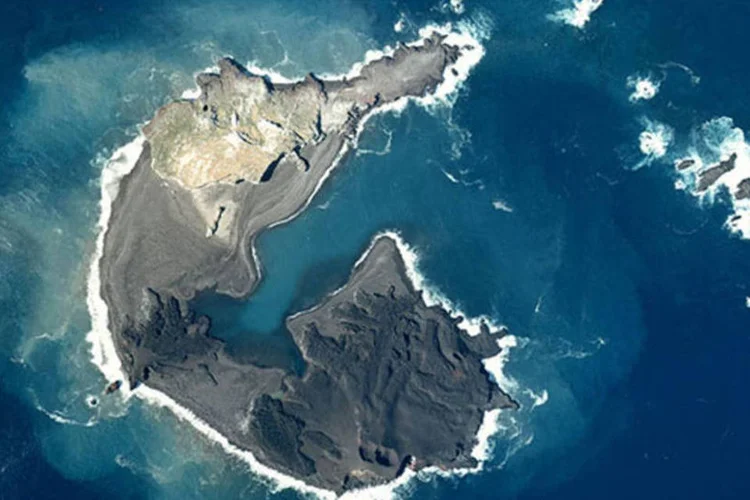 
	Ilha de Nishinoshima em 1978: ilha tem agora uma extens&atilde;o de cerca de 50 milh&otilde;es de metros c&uacute;bicos
 (Tdk/Wikimedia Commons)