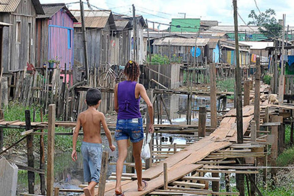 Palafitas em Altamira, no Pará: as casas mais precárias ficam em áreas alagadas, para as quais a população mais pobre foi "empurrada" por causa do alto preço nas zonas mais nobres (Valter Campanato/ABr)