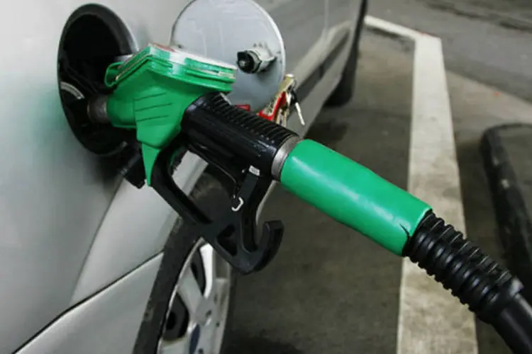 
	Bomba de gasolina enchendo tanque de carro: a gasolina contribuiu com 0,15 ponto porcentual no &iacute;ndice mensal
 (Rama / Wikimedia Commons)