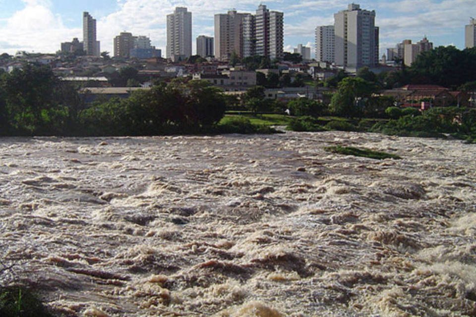Rio Piracicaba, em SP, enche e cidade entra em alerta