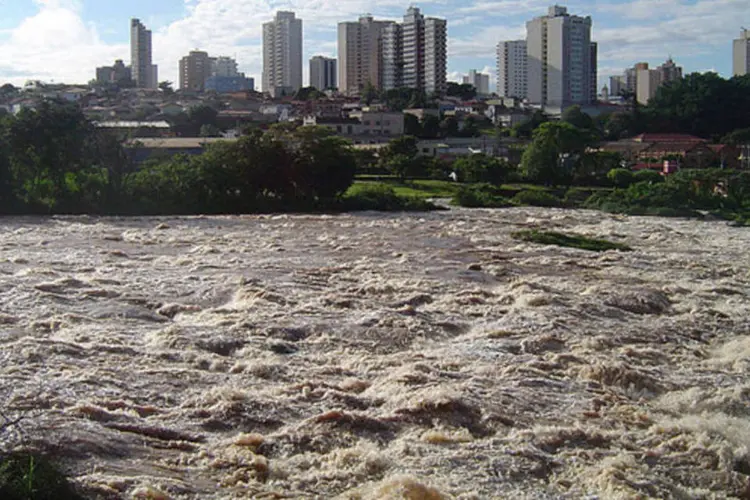
	Rio Piracicaba e a cidade de mesmo nome: n&iacute;vel do rio est&aacute; 72% menor que a m&eacute;dia hist&oacute;rica deste per&iacute;odo
 (Wikimedia Commons)