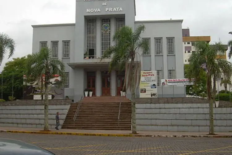 
	Pr&eacute;dio da prefeitura municipal de Nova Prata: o &ocirc;nibus estava retornando do Paraguai em dire&ccedil;&atilde;o a Nova Prata (RS)
 (Vivillag/Wikimedia Commons)