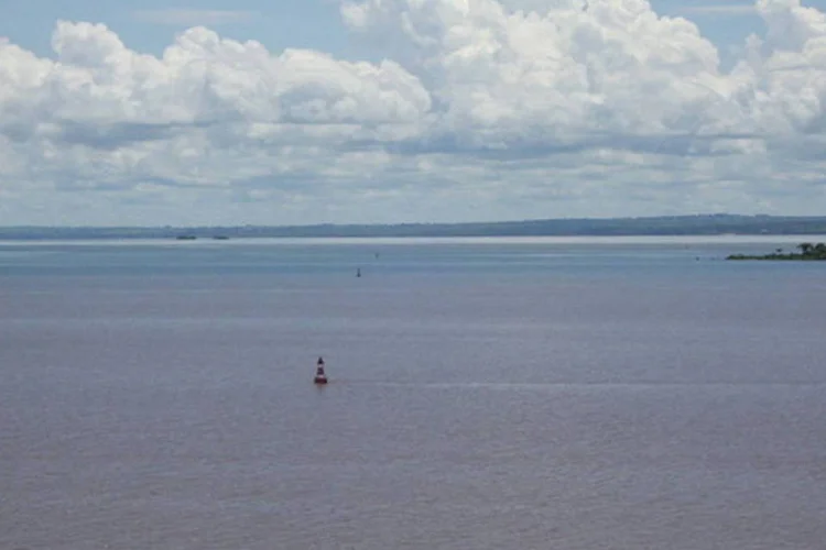 Lago da hidrelétrica Engenheiro Sérgio Motta, no Rio Paraná, entre a fronteira de São Paulo e Mato Grosso (Wikimedia Commons)