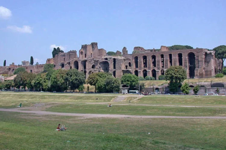 
	Roma: existe a hip&oacute;tese de que o pr&oacute;prio Ov&iacute;dio tenha sugerido a Mesalla que colocasse as esculturas na piscina do s&iacute;tio, na cidade de Ciampino (Roma).
 (Wikimedia Commons)