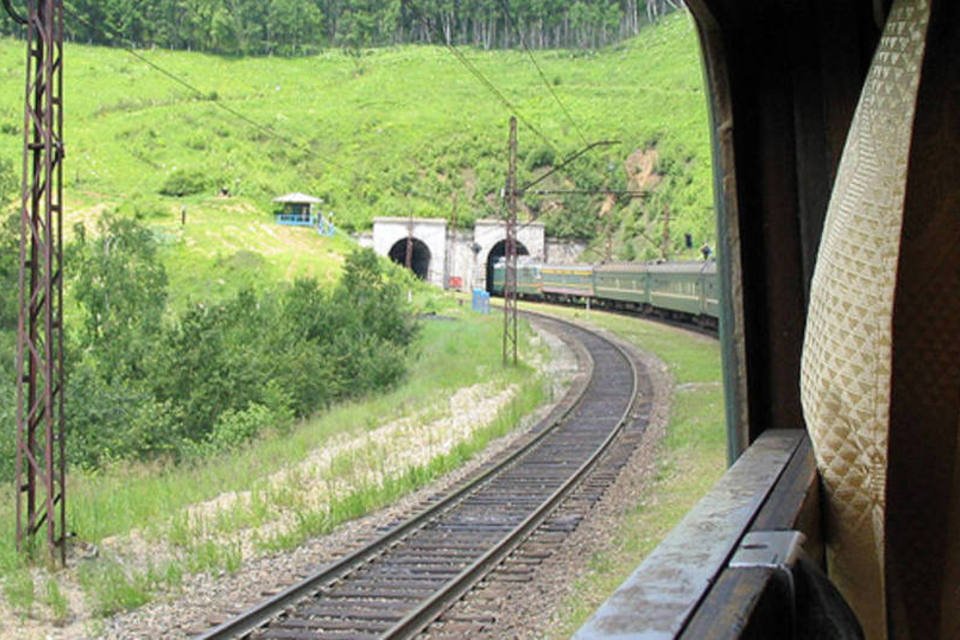 Trem descarrila e pega fogo na Transiberiana