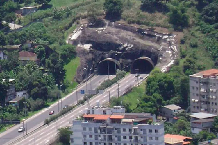 Túnel Feólogo Enzo Totis, na Linha Amarela, Rio de Janeiro: as duas pistas da via expressa estão completamente interditadas (Cacobianchi/Wikimedia Commons/Divulgação)