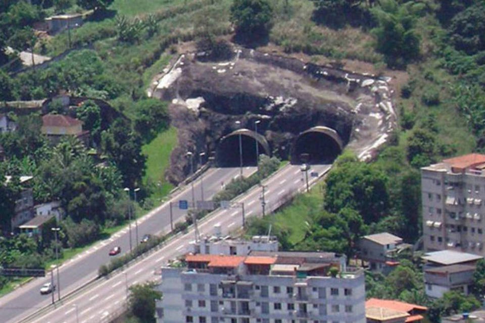 Passarela cai sobre dois carros na Linha Amarela, no Rio