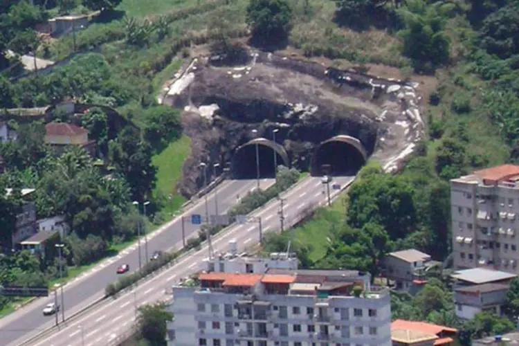 
	T&uacute;nel na Linha Amarela, no Rio: tr&acirc;nsito ficou interrompido at&eacute; que carreta fosse retirada
 (Cacobianchi/Wikimedia Commons/Wikimedia Commons)