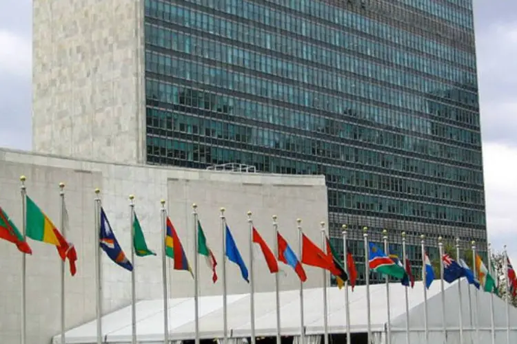 
	Bandeiras de pa&iacute;ses em frente ao pr&eacute;dio da ONU: reuni&otilde;es, que tem a Su&iacute;&ccedil;a como pa&iacute;s anfitri&atilde;o e respons&aacute;vel pela log&iacute;stica, continuar&atilde;o amanh&atilde; na sede da ONU em Genebra
 (File Upload Bot / Wikimedia Commons)