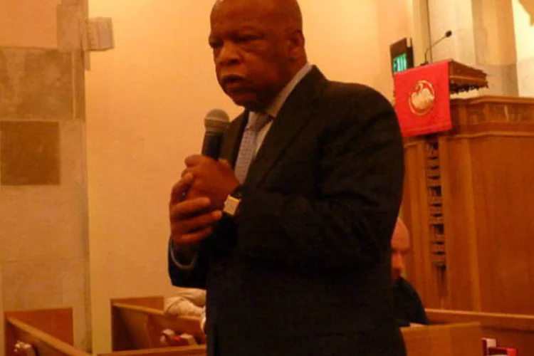 
	John Lewis: &quot;50 anos depois, temos que continuar combatendo a discrimina&ccedil;&atilde;o em todas as suas formas. Temos que levantar a voz e dizer que ela n&atilde;o ser&aacute; tolerada, n&atilde;o vai continuar acontecendo&quot;, enfatizou
 (Bastique / Wikimedia Commons)