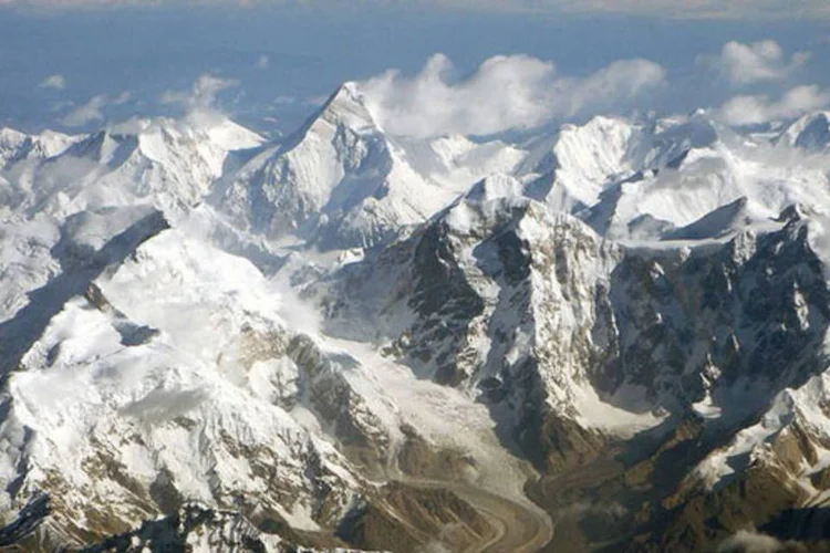 
	Xinjiang Tianshan, China: abalo&nbsp;obrigou, no entanto, a suspens&atilde;o tempor&aacute;ria dos servi&ccedil;os ferrovi&aacute;rios e causou danos em cerca de mil edifica&ccedil;&otilde;es
 (Wikimedia Commons)