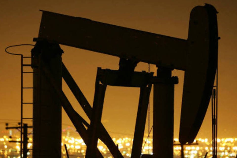 Petróleo recua 1,49% por dados nos EUA e dólar alto