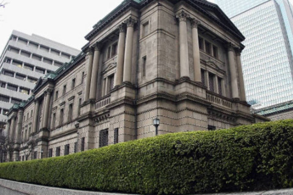 Banco Central do Japão afrouxa política monetária