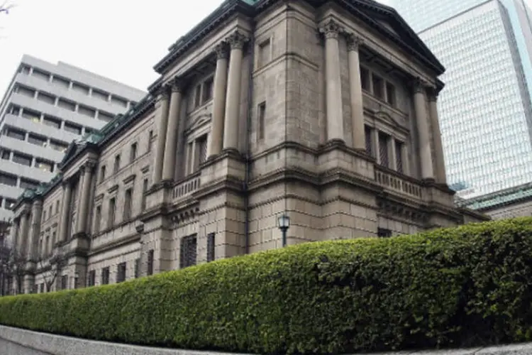 
	Sede do Banco do Jap&atilde;o (BoJ) em T&oacute;quio: BC chocou os investidores ao revisar sua pol&iacute;tica monet&aacute;ria quando definiu dobrar a quantidade de t&iacute;tulos da d&iacute;vida do governo que det&eacute;m
 (Kamoshida/Getty Images)