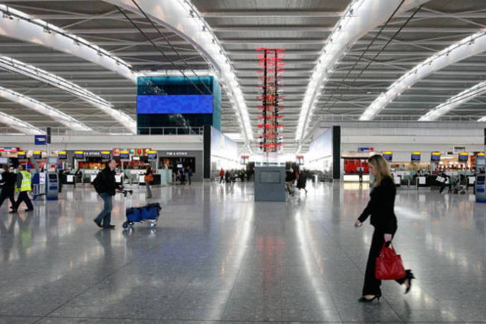 Aeroporto londrino de Heathrow reabre pistas após incêndio