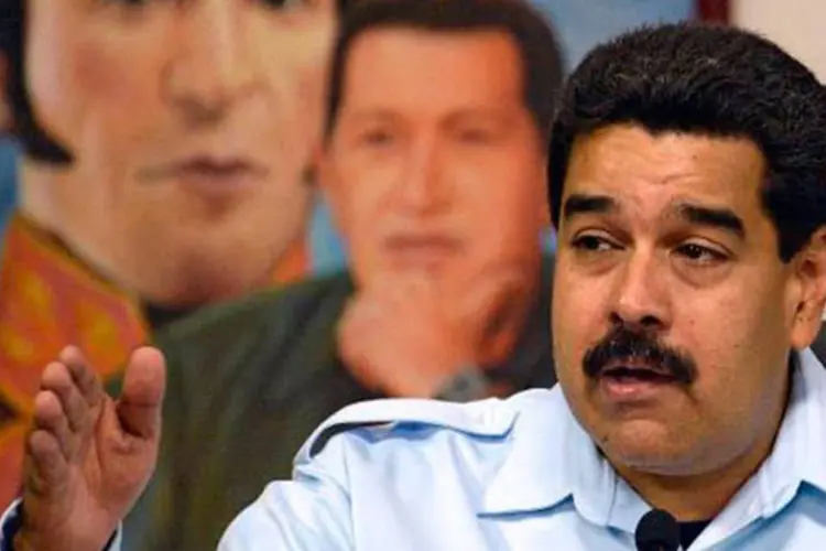 
	Maduro diante de um painel com imagens de Hugo Ch&aacute;vez e de Sim&oacute;n Bol&iacute;var: &quot;linha-dura contra a viol&ecirc;ncia, contra a conspira&ccedil;&atilde;o. M&atilde;o-de-ferro contra o golpismo&quot;, disse
 (Juan Barreto/AFP)