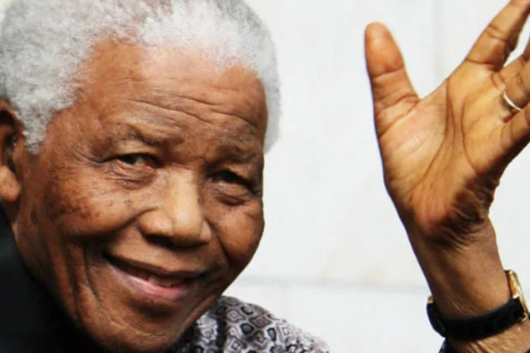 
	Nelson Mandela: o quadro vencedor do leil&atilde;o se chama&nbsp;&quot;A caridade come&ccedil;a em casa&quot;, do pintor local Sifiso Ngcobo, e mostra um sorridente Mandela de terno e gravata
 (Chris Jackson/Getty Images)