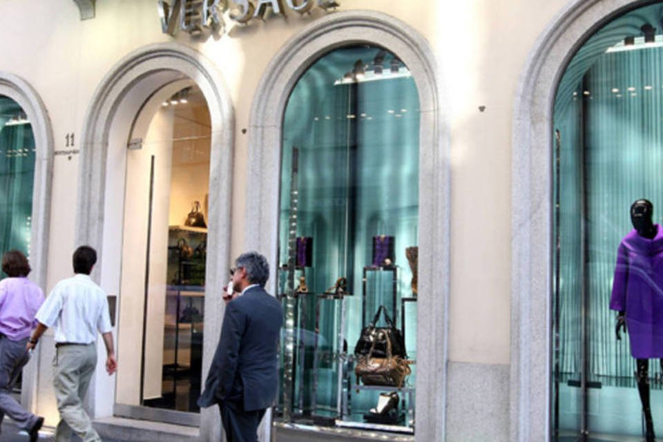 Pessoas passam por uma loja da Versace em Milão, Itália (Vittorio Zunino Celotto/Getty Images/Getty Images)