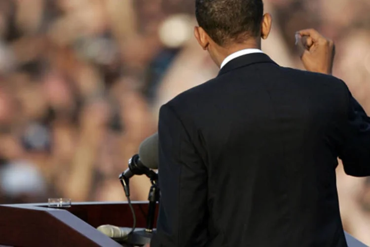 Então candidato a presidência dos Estados Unidos, Barack Obama discursa para cerca de 200 mil pessoas em Berlim em 2008 (Carsten Koall/Getty Images)