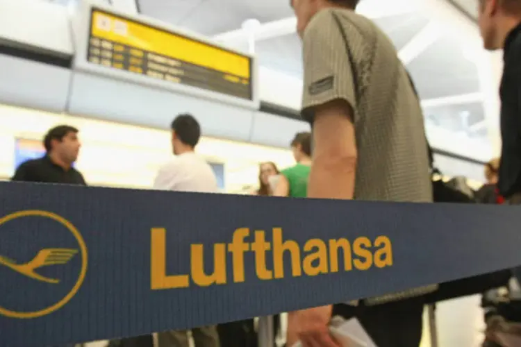 Passageiros aguardando na fila do check-in da Lufthansa no aeroporto de Tegel, em Berlim (Sean Gallup/Getty Images)