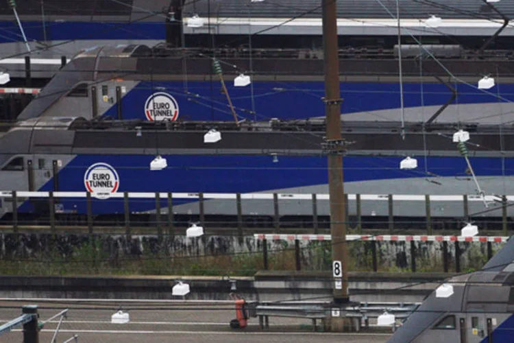 
	Trens de carga do Eurot&uacute;nel: o ministro franc&ecirc;s do Interior, Bernard Cazeneuve, anunciou o envio de 120 policiais adicionais &agrave; zona de Calais (norte), em particular ao redor do terminal ferrovi&aacute;rio do Eurot&uacute;nel
 (Daniel Berehulak/Getty Images)