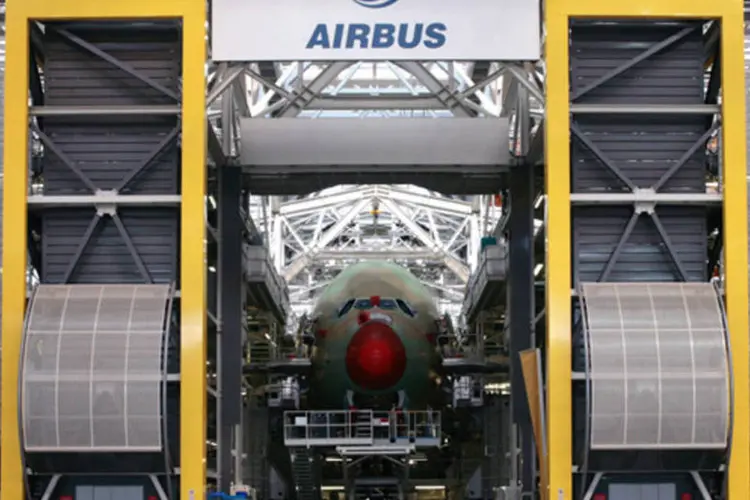 Aeronave A380 da Airbus sendo construída na fábrica de montagem Jean-Luc Lagardere da EADS, em Toulouse, na França (Pascal Parrot/Getty Images)