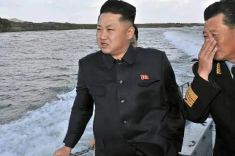 O líder da Coreia do Norte, Kim Jong-Un, inspeciona navios de guerra (Afp.com / KNS)