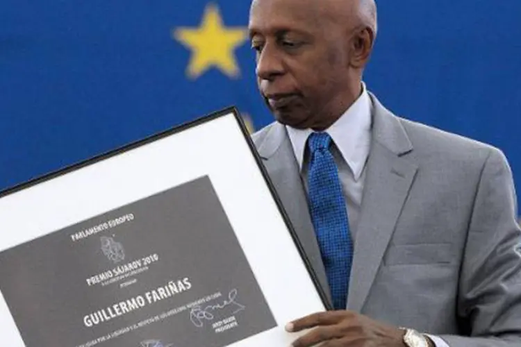 Guillermo Fariñas recebe seu Prêmio Sakharov em 3 de julho de 2013 (Frederick Florin/AFP)