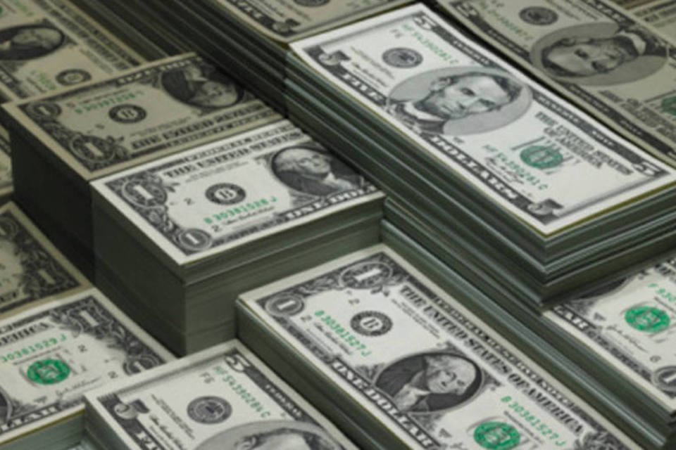 Dólar abre em leve alta com aversão ao risco no exterior