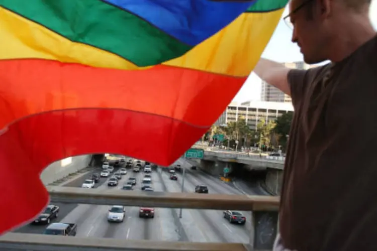 
	Homem segura bandeira gay: segundo estudo, uma pessoa morre por dia por causa de homofobia
 (David McNew/Getty Images)