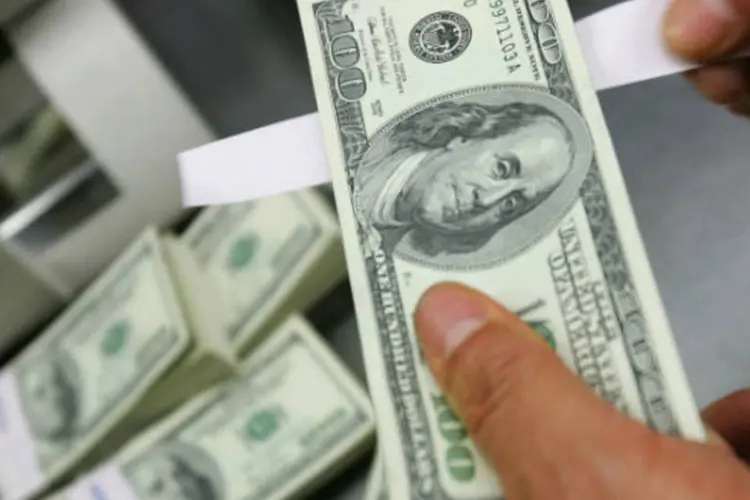 Dólar: o dólar recuou 0,50%, a 3,1756 reais na venda, depois de bater em 3,1532 reais na mínima do dia, com queda de mais de 1% (Chung Sung-Jun/Getty Images)