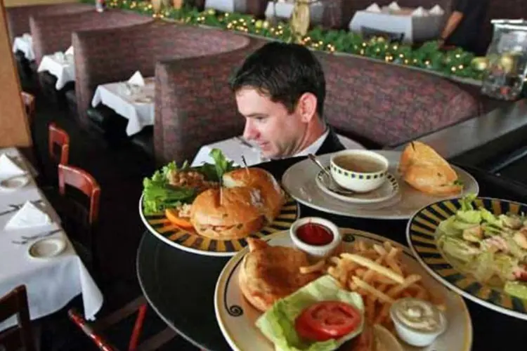 
	Gar&ccedil;om carregando pratos de comida: entre janeiro e abril de 2014, o &iacute;ndice acumulou alta de 2,37%
 (Getty Images)