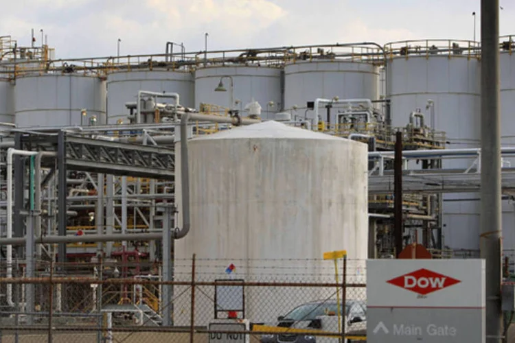 
	F&aacute;brica da Dow Chemical em Torrance, Calif&oacute;rnia: resultado l&iacute;quido foi negativo em 716 milh&otilde;es de d&oacute;lares, ou 0,61 d&oacute;lar por a&ccedil;&atilde;o
 (David McNew/Getty Images)