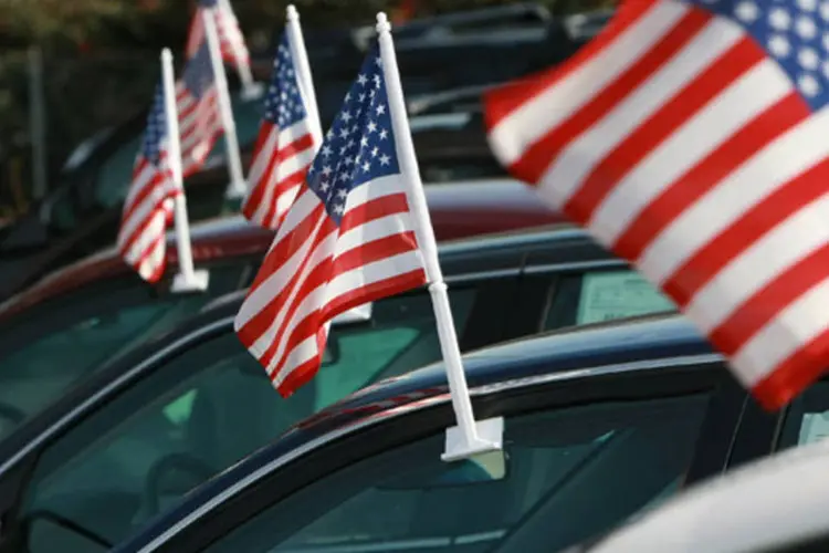 Bandeiras dos Estados Unidos em carros a venda em uma concessionária da Chevrolet em Santa Rosa, Estados Unidos (Justin Sullivan/Getty Images)