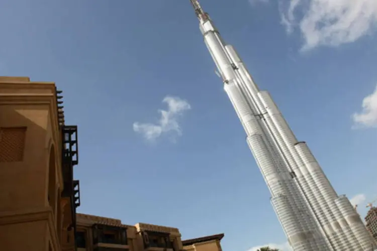 
	Burj Khalifa, pr&eacute;dio mais alto do mundo,visto entre casas em Dubai: cidade quer ser novo centro econ&ocirc;mico
 (Alexander Hassenstein/Getty Images)