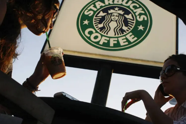 
	Clientes tomando bebidas do Starbucks: processo milion&aacute;rio contra a marca por conta do gelo nos copos
 (Joe Raedle/Getty Images)