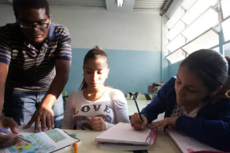 
	Alunos estudam em escola: matr&iacute;culas referem-se a creche, pr&eacute;-escola, ensinos fundamental e m&eacute;dio, educa&ccedil;&atilde;o de jovens e adultos e educa&ccedil;&atilde;o especial
 (A2 Fotografia/José Luis da Conceição)