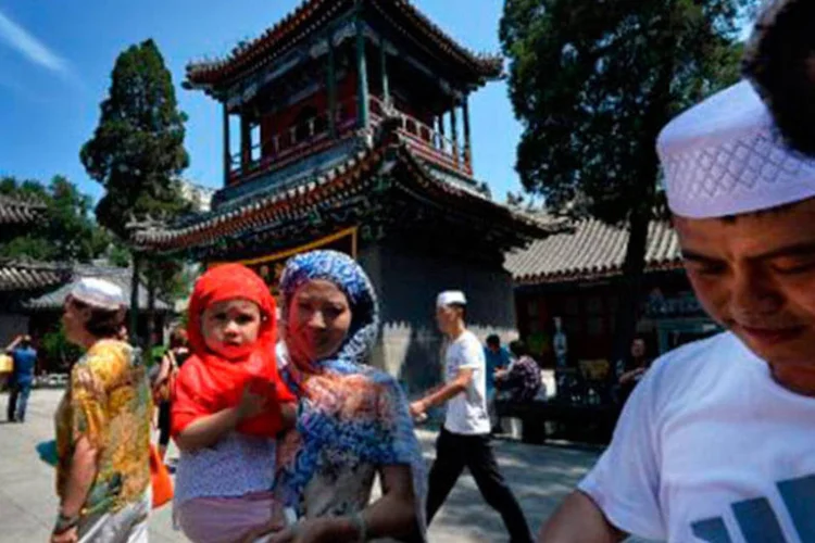 
	Mu&ccedil;ulmanos chineses de etnia Hui em frente a mesquita em agosto de 2013: quatro dos feridos estariam apresentando um quadro cr&iacute;tico de sa&uacute;de
 (Mark Ralston/AFP)