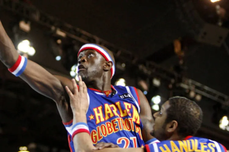 Jogadores do Harlem Globetrotter durante partida no Centro de Convenções de Phoenix, no Arizona (Nick Doan/Getty Images)