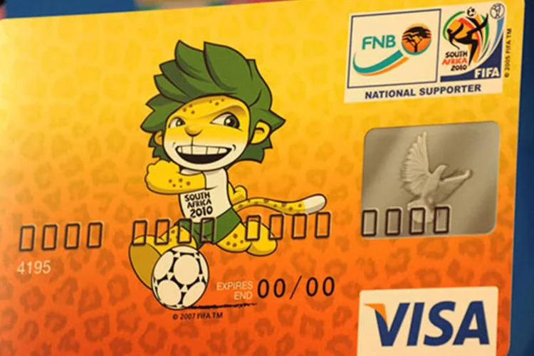 
	Cart&atilde;o da Visa utilizado na Copa do Mundo de 2010: em 2007, a Visa assinou com a Fifa e se tornou patrocinadora do evento esportivo
 (Lefty Shivambu/Gallo Images/Getty Images)
